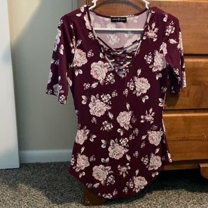 burgundy 3/4 sleeve shirt. Size: Medium